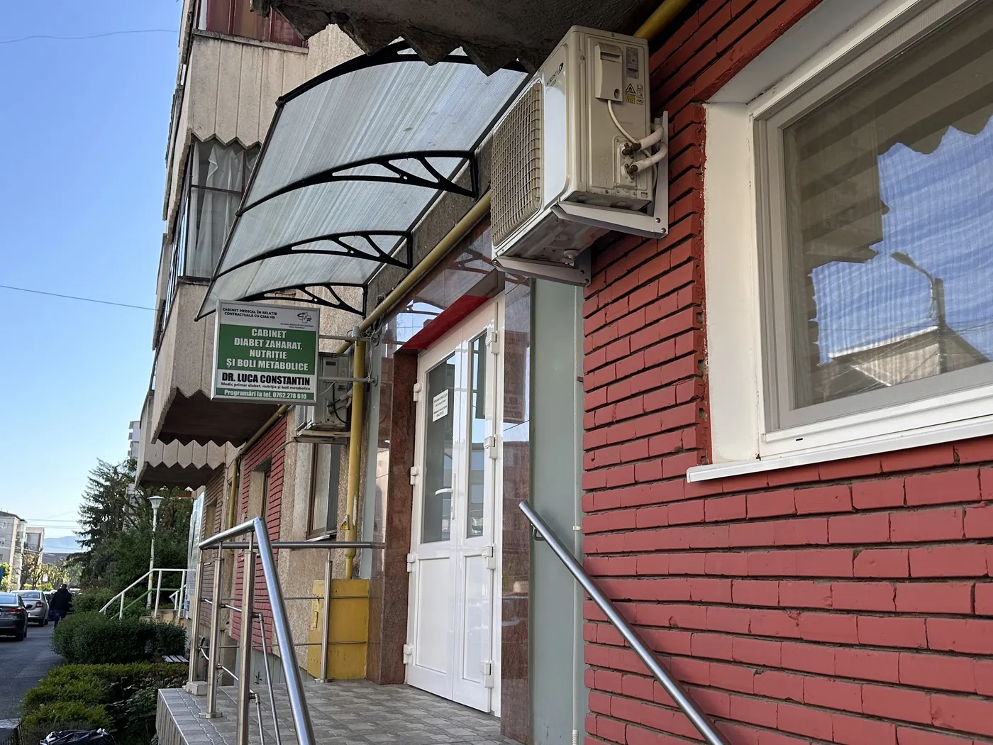 Intrarea cabinetului pe str. Duiliu Zamfirescu, cu firma verde și copertina